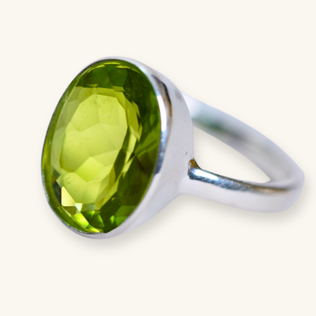 Lovely Queen | Green Stone Silver Ring